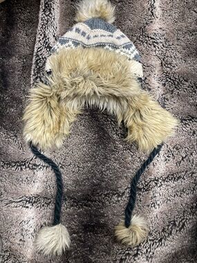 American Eagle Outfitters Navy and Cream Faux-Fur Trapper Hat